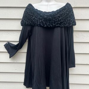 Black 3/4 sleeve off the shoulder tunic with velvet animal print collar. Size XL